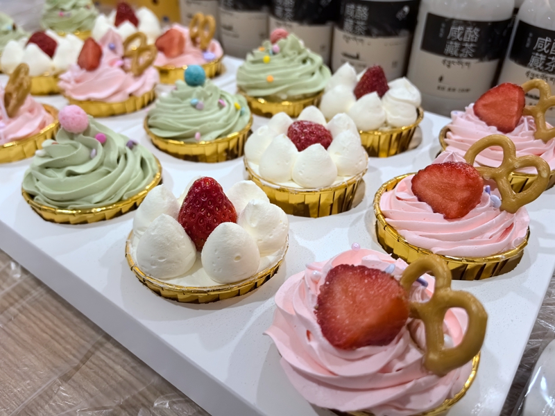 精美的甜点蛋糕、水果等礼品